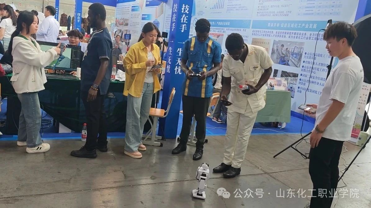 山东化工职业学院精彩亮相2025年潍坊市职教活动周